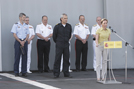 La ministra de Defensa, Carme Chacón, dirige unas palabras al contingentea bordo del buque 'Castilla'