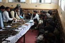 Insurgentes talibanes durante la entrega de armas