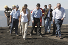 La ministra de Defensa Carme Chacón visita las zonas afectadas por los incendios en Galicia