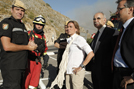 La ministra de Defensa visita el puesto de control de la UME en el incendio de Ontinyent