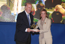 La ministra de Defensa, Carme Chacón, entrega a Vicente del Bosque el Premio Extraordinario a los Valores Humanos y Deportivos