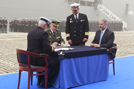 Firma de la documentación de la entrega a la Armada del buque de proyección estratégica 'Juan Carlos I'