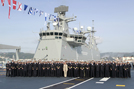 Foto de familia de S.M. el Rey y la ministra de Defensa con la tripulación del buque de proyección estratégica 'Juan Carlos I'