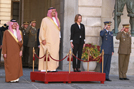 La ministra de Defensa y el viceministro de Defesa y Aviación e inspector general de Asuntos Militares del Reino de Arabia Saudí reciben honores a su llegada al Palacio de Buenavista