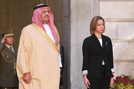 La ministra de Defensa y el viceministro de Defesa y Aviación e inspector general de Asuntos Militares del Reino de Arabia Saudí reciben honores a su llegada al Palacio de Buenavista