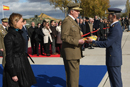 S.M. el Rey recibe de manos del JEMAD la última Enseña Nacional que ha ondeado en Bosnia-Herzegovina