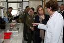 La ministra de Defensa visita el laboratorio