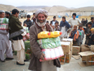 Militares españoles entregan alimentos y material escolar en Afganistán