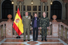 La ministra de Defensa Carme Chacón acompañada por el jefe del Estado Mayor del Ejército, Fulgencio Coll Bucher y el jefe de la Fuerza Terrestre, Virgilio Sañudo Alonso de Celis