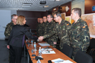 La ministra de Defensa, Carme Chacón, saluda a miembros del Cuartel General de la Fuerza Terrestre