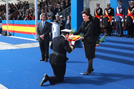 La madrina entrega la bandera de combate al comandante del buque 'Cantabria'