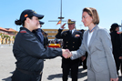 La ministra de Defensa saluda a la dotación del submarino