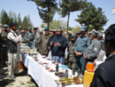 Insurgentes afganos entregan sus armas en Qala i Naw