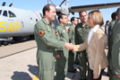 Llegada a la base aérea de Decimomannu de la ministra de Defensa y delegación que la acompaña
