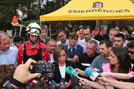 La ministra de Defensa Carme Chacón atiende a los medios de comunicación en la zona del incendio