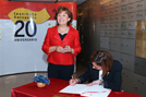 Firma de la ministra de Defensa en el Libro de Honor del Instituto Cervantes