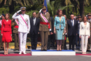 Los Reyes presiden el homenaje a la bandera y a los caidos por España