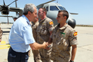El jefe del Estado Mayor del Aire saluda al personal, a su llegada a la base aérea de Getafe