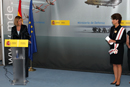 Chacón condecora a la Directora de la Agencia Europea de Defensa