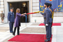 La ministra de Defensa impone la Corbata al Mérito Civil a la Bandera de la agrupación del Cuartel General del Aire