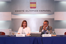La ministra de Defensa, Carme Chacón acompañada por el presidente del Comité Olímpico Español, Alejandro Blanco inauguran el seminario