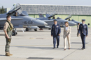 Chacón para revista en la base aérea de Zaragoza al destacamento de los F-18 desplegados Decimomannu (Cerdeña) integrados en la misión de la OTAN Unified Protector, en Libia