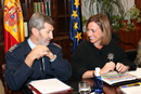La ministra de Defensa junto al Jefe del Estado Mayor de la Defensa durante la reunión para analizar la situación en Libia