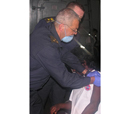Medicos militares revisan a la tripulacion del pesquero