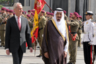 El ministro de Defensa, Pedro Morenés y el Príncipe de Arabia Saudí, Salman Bin Abdulaziz Al Saud pasan revista a la fuerza