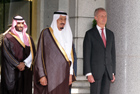 El ministro de Defensa, Pedro Morenés y el Príncipe de Arabia Saudí, Salman Bin Abdulaziz Al Saud reciben honores de ordenanza