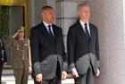 El ministro de Defensa, Pedro Morenés junto al ministro de Defensa de Cabo Verde, Jorge Homero reciben honores de ordenanza