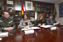 Mª José Sánchez Rubio, y la subsecretaria de Defensa, Irene Domínguez-Alcahud, durante la firma de un protocolo general y un convenio de colaboración