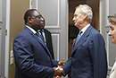 El ministro Pedro Morenés es recibido por el presidente de Senegal, Macky Sall