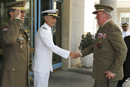 El Rey Juan Carlos I saluda al JEMAD almirante gral. Fernando García Sánchez