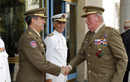 El Rey Juan Carlos I saluda al JEME general de Ejército Jaime Domínguez Buj