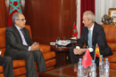 El ministro de Defensa con su homólogo marroquí, Abdellatif Loudiyi durante su encuentro de trabajo.