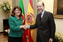 El Secretario de Estado de Defensa, Pedro Argüelles,saluda a la Secretaria de Estado de Defensa de Portugal, Dra. Berta Cabral, en la sede del Ministerio de Defensa.