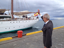 El ministro Pedro Morenés, despide al buque Juan Sebastián de Elcano en el muelle de Punta Arenas en Chile.