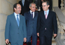 El Ministro de Defensa, José Bono con el Presidente de Colombia, Álvaro Uribe y el Ministro de Defensa colombiano Jorge Alberto Uribe (en el centro)