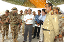 José Bono visita el acuartelamiento del Cuerpo de Defensa Civil Iraquí en Diwaniya (Iraq)