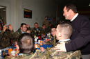 Miembros de las tropas desplegadas en Istok junto con el ministro de Defensa en la comida de Navidad