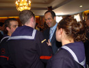 El ministro de Defensa, José Bono, conversa con marineros.