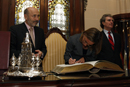 La ministra de Defensa, Carme  Chacón, firma en el Libro de Oro del Ayuntamiento de La  Coruña