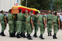 Autoridades - El Ministro de Defensa - EL MINISTRO DE DEFENSA RECIBE LOS RESTOS MORTALES DEL PARACAIDISTA JORGE ARNALDO HERNANDEZ