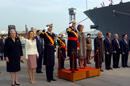 Sus Majestades Los Reyes reciben los honores de ordenanzas a su llegada al puerto de Barcelona