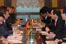 Los ministros de Defensa de Rusia y España con sus respectivas delegaciones en una sesión de trabajo