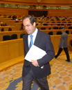 El ministro de Defensa, José Bono, tras informar en el Senado