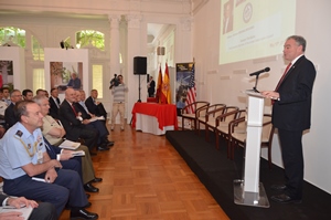 Senador (VA.,D) Tim Kaine (Presidente Honorario del Comité España-EE.UU.)