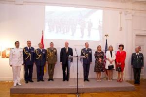 El Embajador Gil-Casares, el Agregado de Defensa General Valcárcel junto a los Agregados Naval, Financiero, Aéreo y Militar con sus esposas