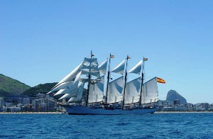 El "Juan Sebastián de Elcano" navegando por los mares del mundo